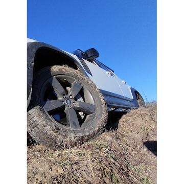 TRUBKOVÉ BOČNÍ NÁŠLAPY HD – ROCK SLIDERS LAND ROVER DEFENDER L663